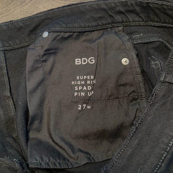 UO High-Waisted Black Denim Shorts - Picture 5 of 6